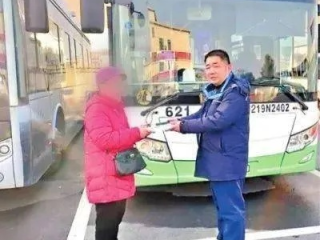温情一刻，司机报警归还乘客误付巨款
