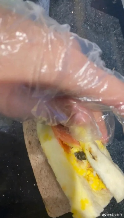 浙江顾客在网红汉堡中吃出刀片,食品安全问题再次引发关注 浙江顾客在网红汉堡中吃出刀片,食品安全问题再次引发关注